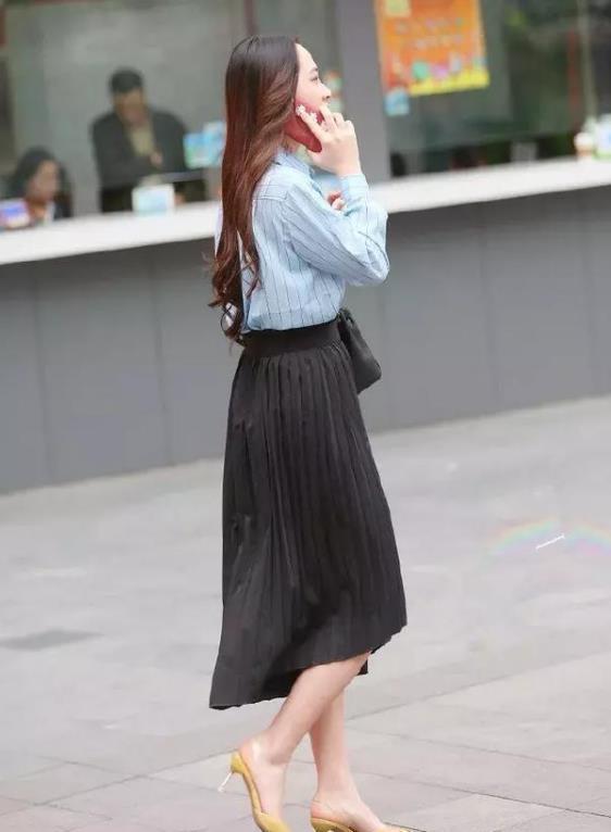 街拍:温婉可人的小姐姐,十分的靓丽,十分的抢眼