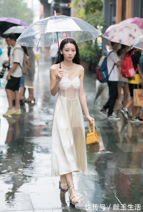 小姐姐 伞挡住了阳光和风雨,也给女人带来一种别样的美