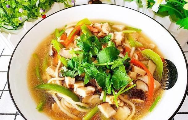 面条这样做太好吃了,加几个香菇一块鸡肉,汤鲜味浓