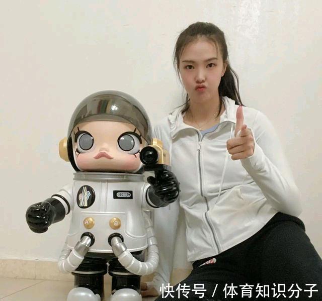 中国女排|张常宁满血归来!女排主攻面色红润气色佳,叉开双腿做出可爱手