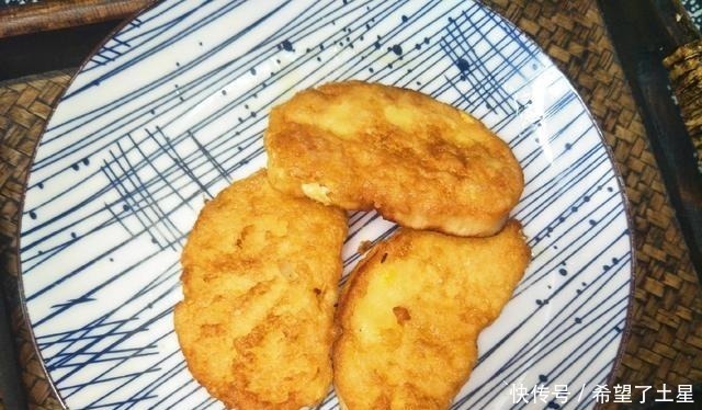 炸馒头片时，鸡蛋里面多加1样，馒头片不吸油，外酥里嫩真好吃