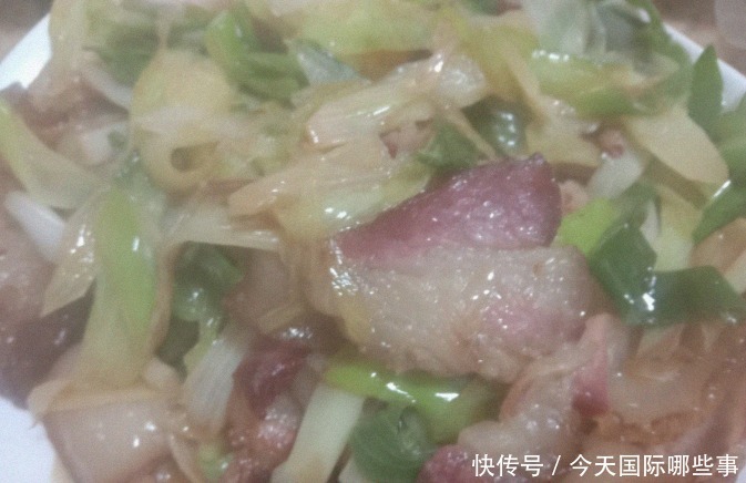 香气|小伙儿晚餐在家里做一道清淡口味的大葱炒腊肉，香气满屋，吃多了