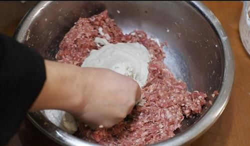 炸牛肉丸子为什么要加馒头？掌握这个小技巧，口感松软不发硬