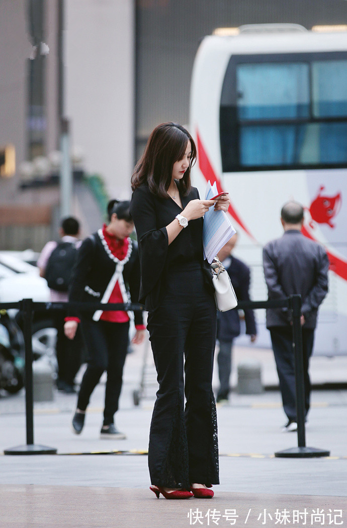 街拍 重庆街拍,粉色的长款卫衣裙舒适又随性,简约有型又有范!