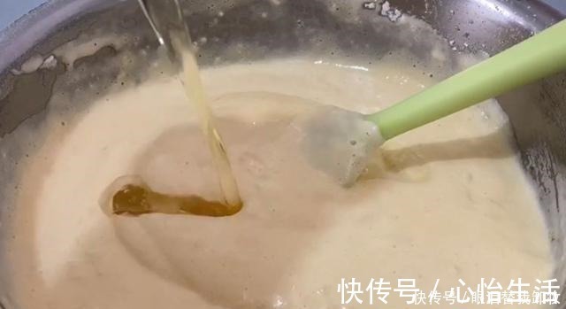 想吃|想吃无水蛋糕不要去买了！4个鸡蛋在家就能做，配方简单还好吃