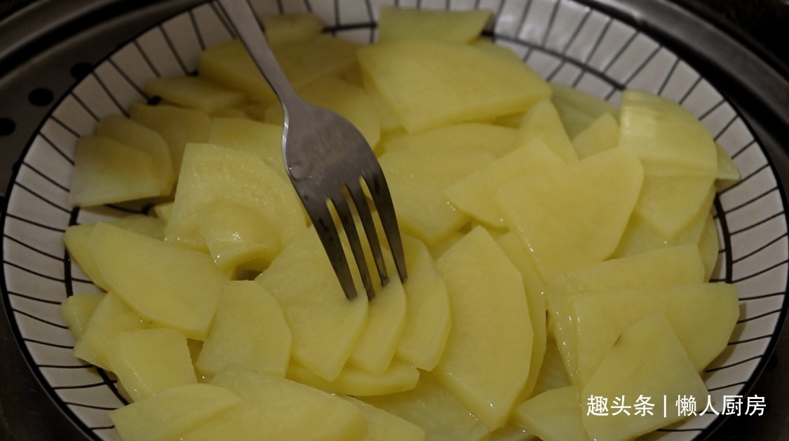 土豆别再炖肉了,教你一个新吃法,好吃到停不下来,比吃肉香!