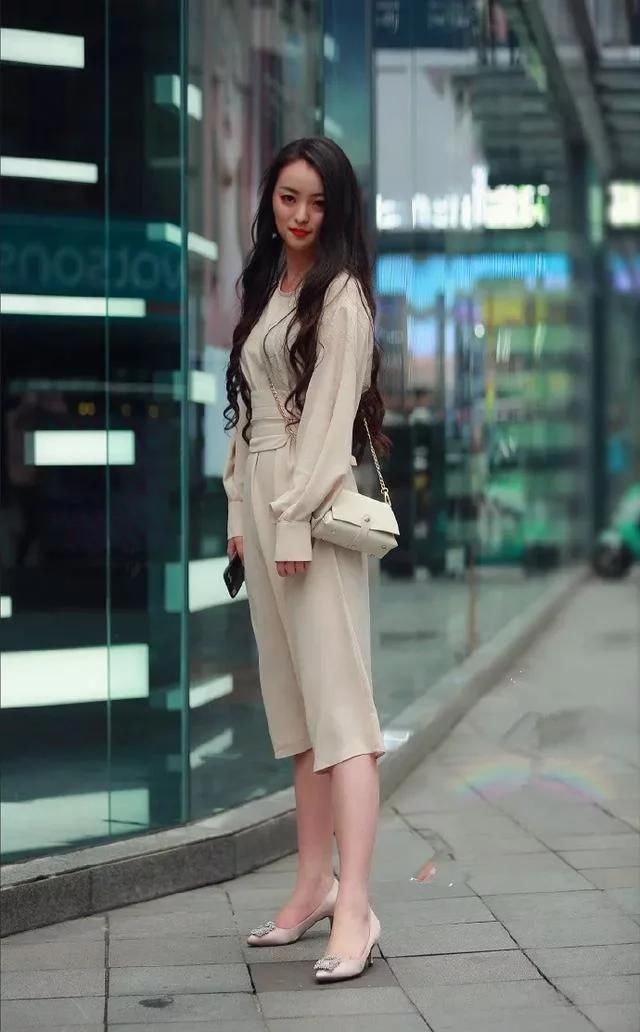 街拍穿白色连衣裙的小姐姐,优雅又端庄,人见人爱