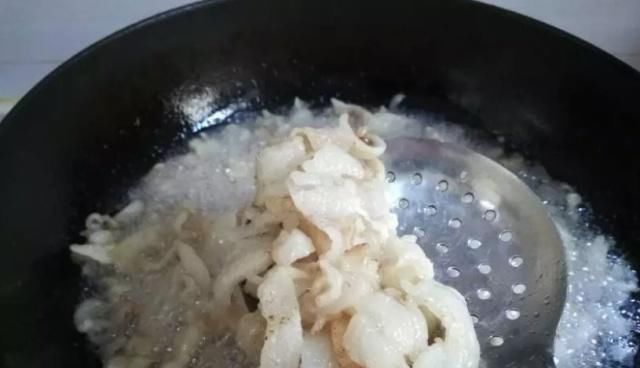 熬猪油时,别只知道加水,多加1勺它,熬好的猪油放上1年都不会坏