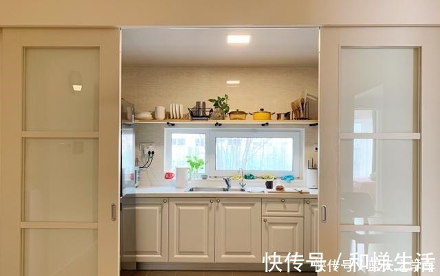 衣帽|她在玄关做个“落尘区”，衣帽间不要柜体和柜门，谁见过！