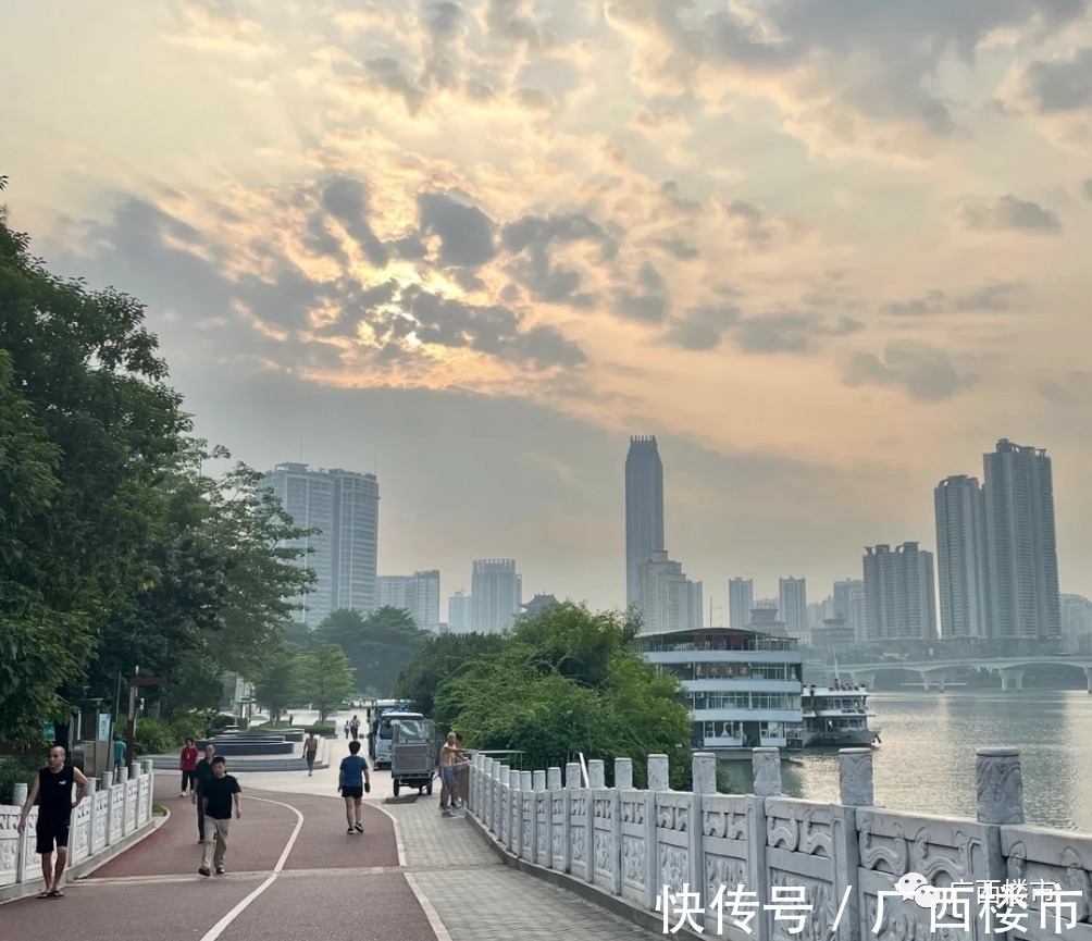 别墅|抬脚就是江、入门有院子、一脚油门到中心……以前没得选,这次我都要