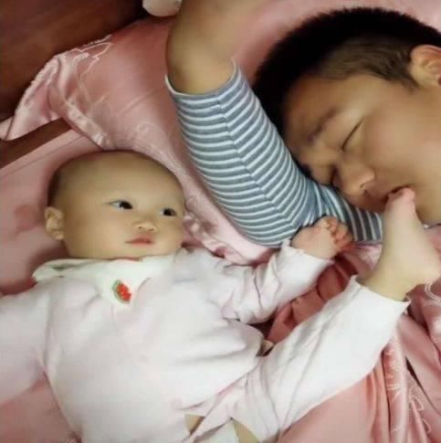 一觉|小姑凉为了叫醒熟睡的爸爸,连淑女形象都不顾,网友就服你