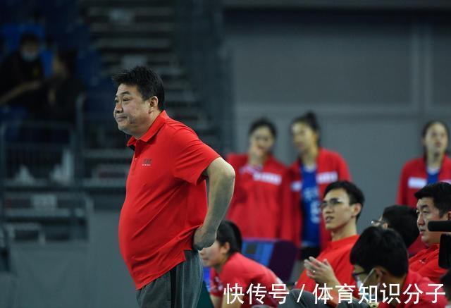 主教练|脾气倔强!蔡斌曾因输球被记者质问,女排主帅反击:你哪个单位的