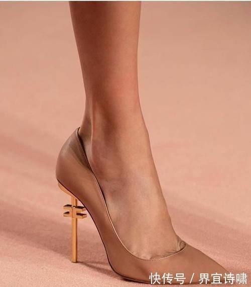 异形 大菠萝的高跟鞋主打气质,萝卜丁的高跟鞋主打性感,哪个更胜一筹