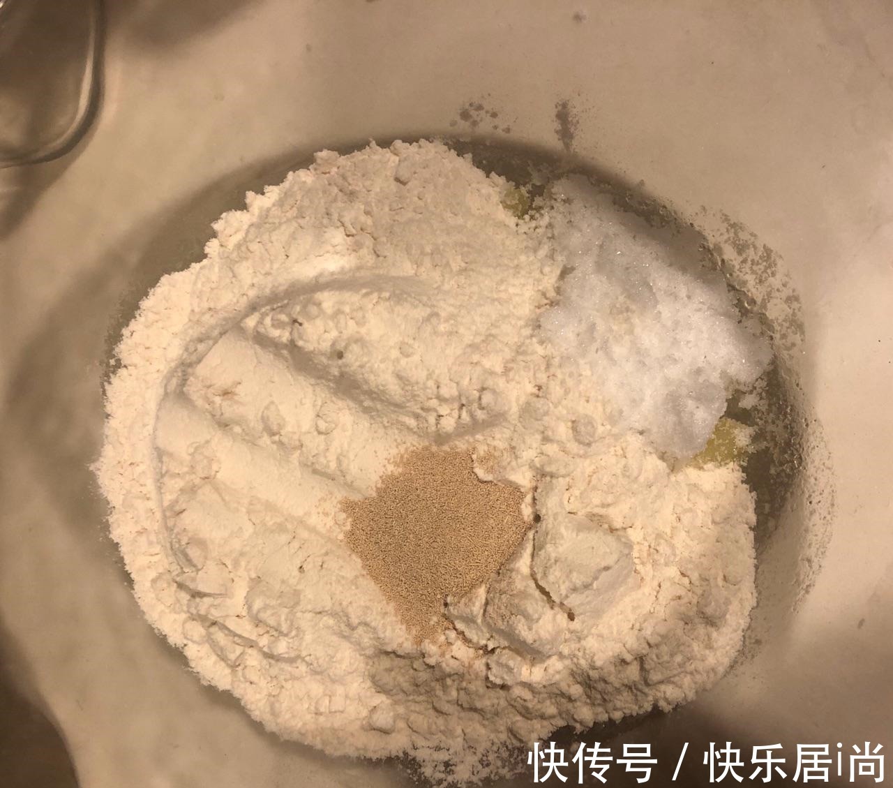 不加一滴水，用牛奶和鸡蛋做成的小面包，好吃又营养，奶香味十足！