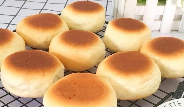 这种饼比面包好吃，不加一滴水就能做，超级松软