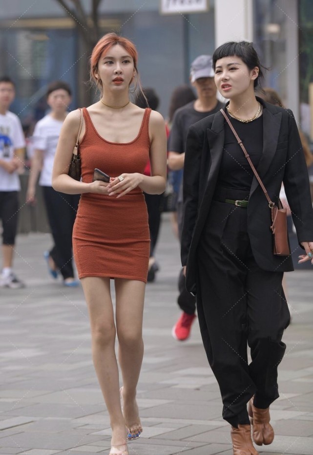 美女 穿裹身裙有都市女性质感,橙色系搭配发色给人温暖又狂野的气质