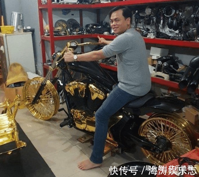 医生|男子炫富出门戴26斤黄金首饰,花52万定制黄金帽,医生让去精神科