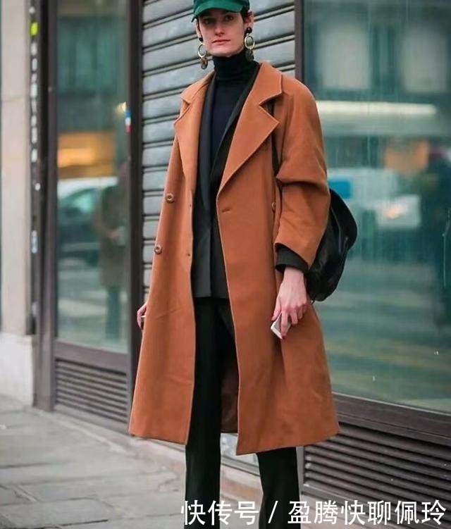 领口设计|冬天别再露脖子了,“烟管领+大衣”才是今年最火的,高级又洋气