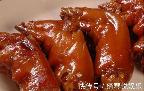 回娘家吃饭,妈妈拿出了拿手的猪蹄做法,老公非要妈妈教着做