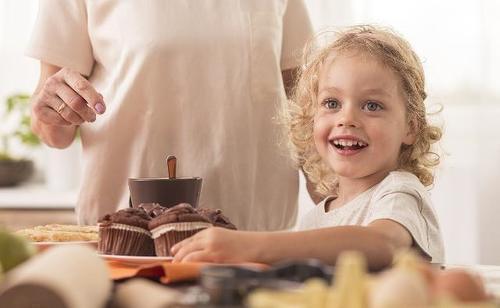 尿裤子|保姆带孩子从来都没尿湿过裤子,妈妈看家里监控,忍着眼泪报了警