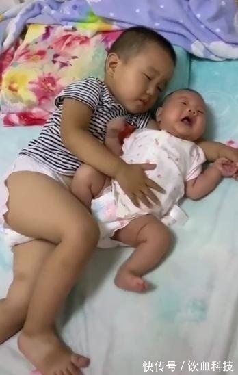 尿不湿|哥哥帮妈妈哄妹妹睡觉,结果成功哄睡自己,妈妈看到后哭笑不得