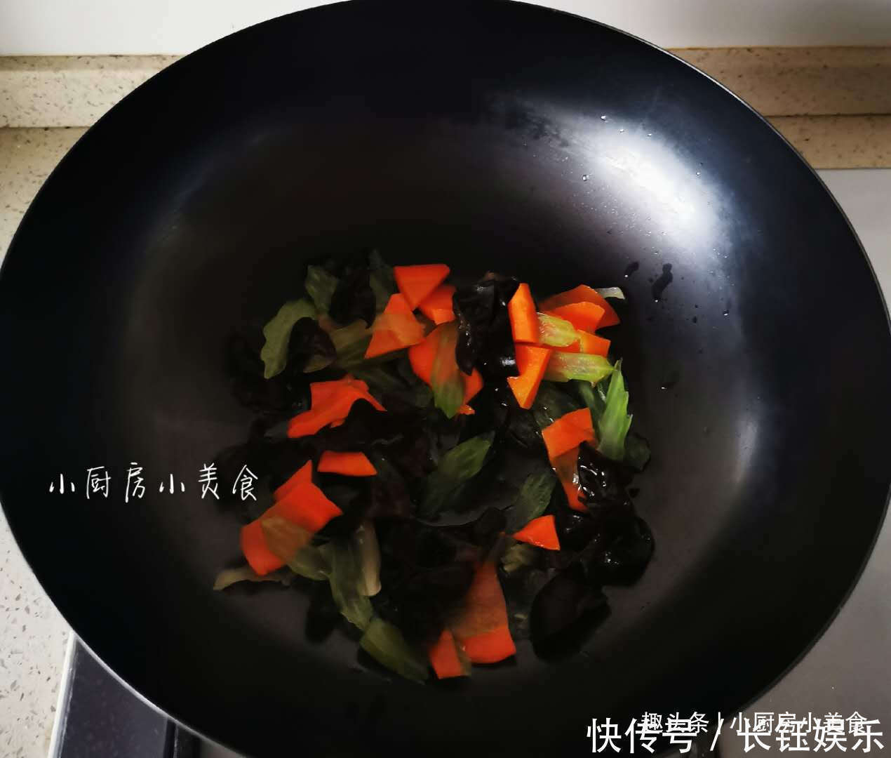 晚餐|晚餐吃素食,四种食材清炒一盘,清淡有营养,还能帮你清理肠胃