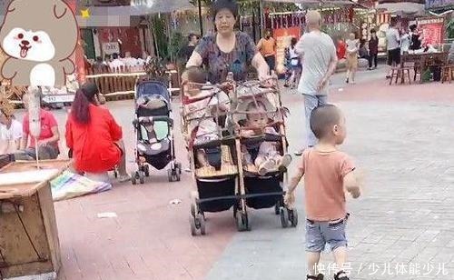 怕1岁孙子乱跑,奶奶推“改装”婴儿车出门溜娃,引起路人围观!