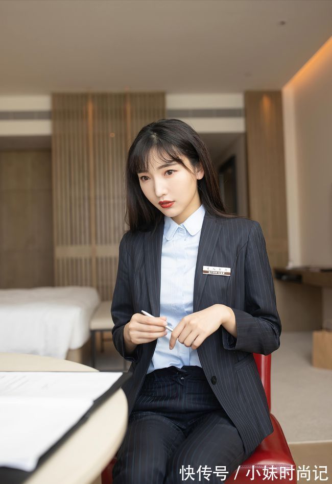 职业装 美女一身黑色职业装,在高跟鞋衬托下更具优雅气质