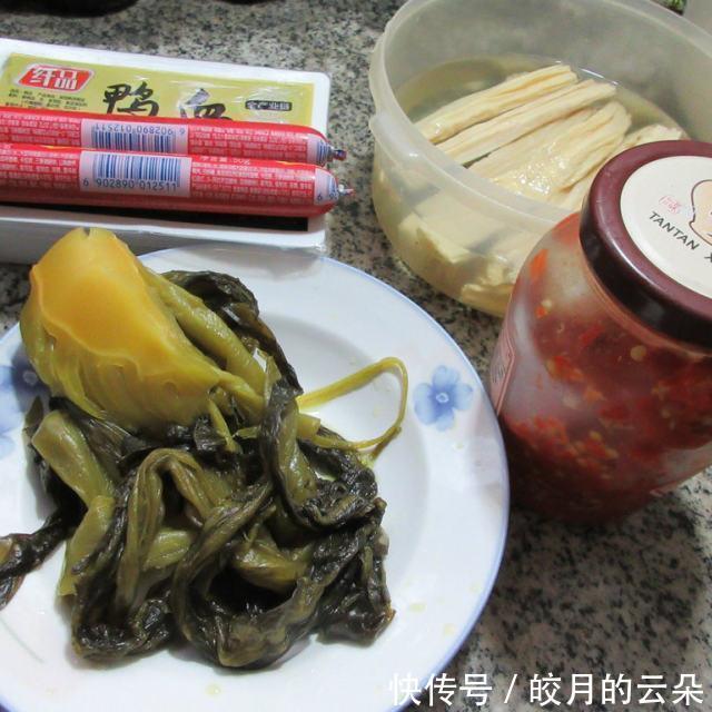 放在案板上|酸菜烧鸭血,酸爽过瘾,十分下饭