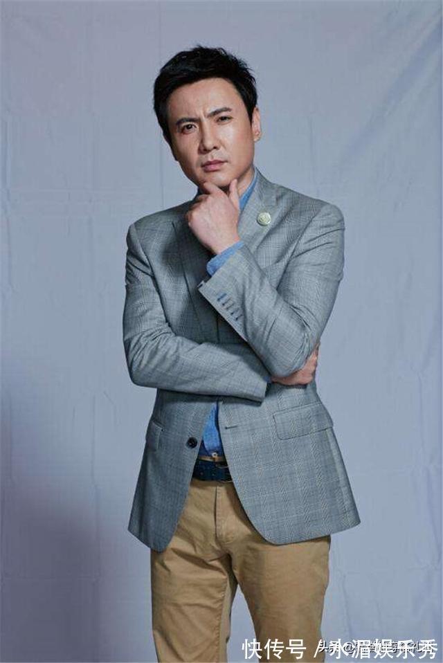 颧骨 40岁男人,尽量少留这3种“发型”!油腻显老,颜值高也hold不住