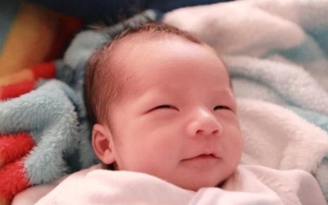 夫妻|夫妻是中国人,却生出“混血宝宝”,3次亲子鉴定后爸爸乐开花