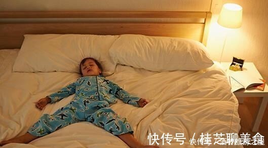 父母|粗心宝爸秒变“操心”奶爸,宝妈总看孩子每天是否还“活着”