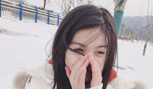 女儿|“偏心”的基因杨云的双胞胎女儿,一个清秀,一个兜齿