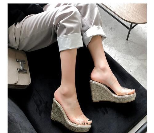 坡跟拖鞋上班和逛街都不易累脚，无论什么样的场合均能应对自如