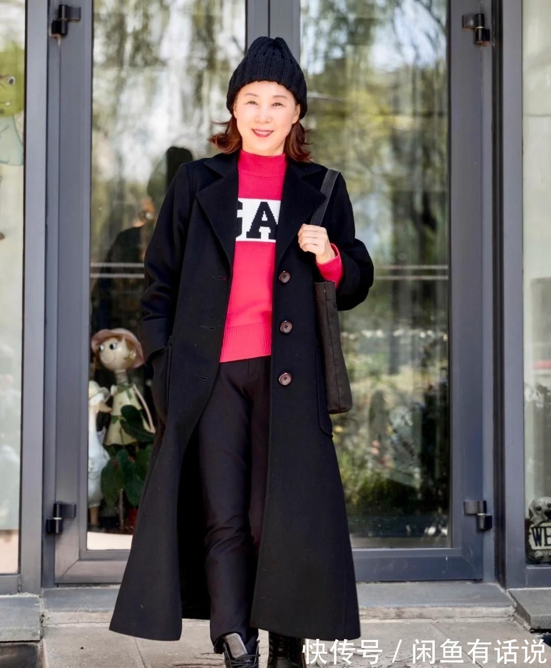 高级|有“烟火气”的黑色大衣穿搭,优雅又高级,普通中年人穿也体面