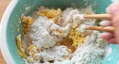鸡蛋|把玉米面用开水一烫，加2鸡蛋，不用油，不二次饧发，越嚼越香