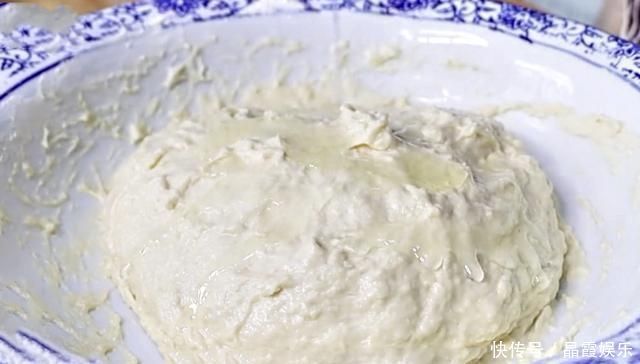 家里有面粉和小葱,要学会做它,做法简单,金黄酥脆,家人特爱吃