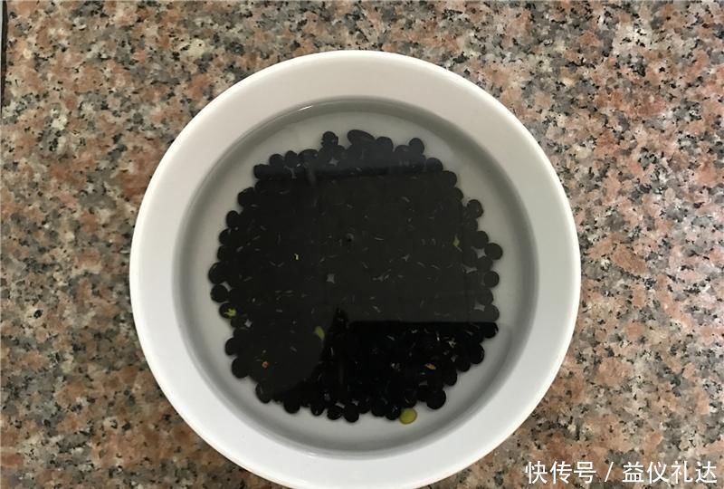 白發(fā)最怕這水果,5塊錢煮1大鍋,每天吃點,頭發(fā)烏黑,白發(fā)變少了