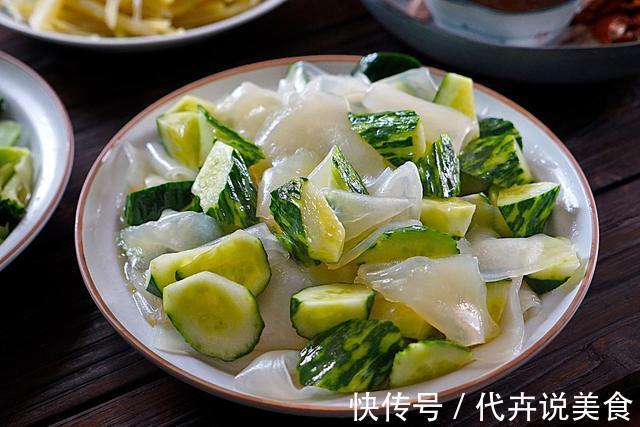 外甥女来吃午饭，大鱼大肉不爱吃，偏要吃蔬菜，三道蔬菜吃个精光