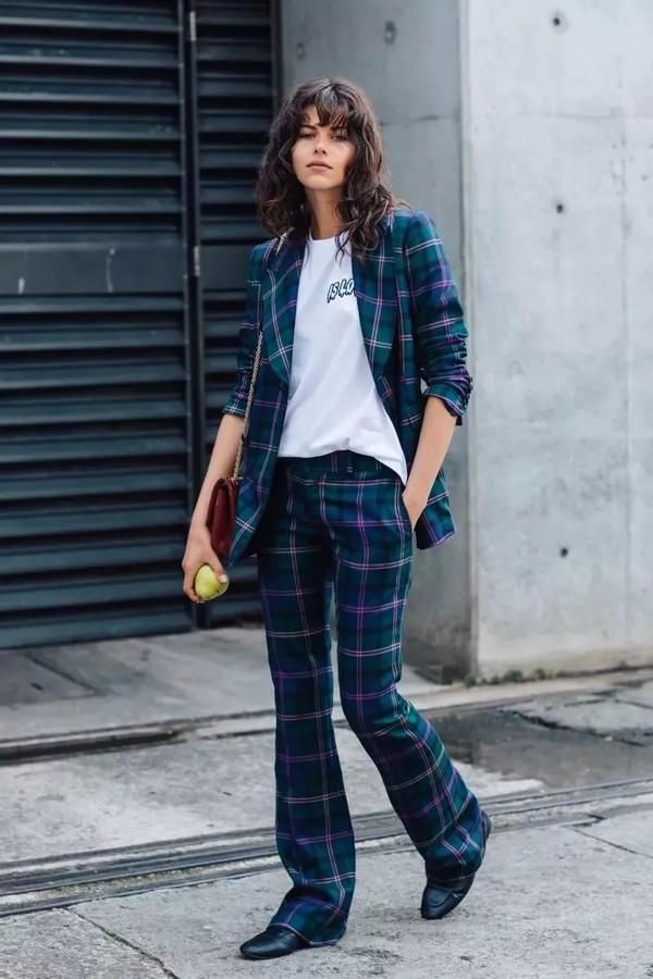 西班牙王后真时髦！碎花裙搭高跟鞋不落俗套，气场比同框男士还强