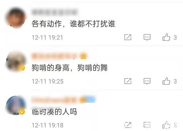 年末晚會變尷尬現(xiàn)場:座位插熒光棒充當(dāng)觀眾,七大獎無人到場領(lǐng)取