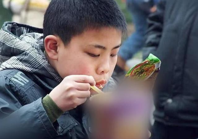 我们的孩子正在被“催熟”，这些黑名单零食，家长们尽量别买