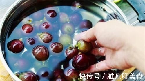 洗葡萄,只用盐水洗等于吃虫卵,果农教你1招,葡萄皮都能直接吃