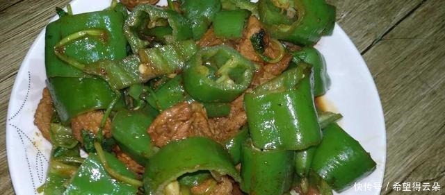 辣椒炒肉,想一想都好吃,一端上桌肉就被抢光了