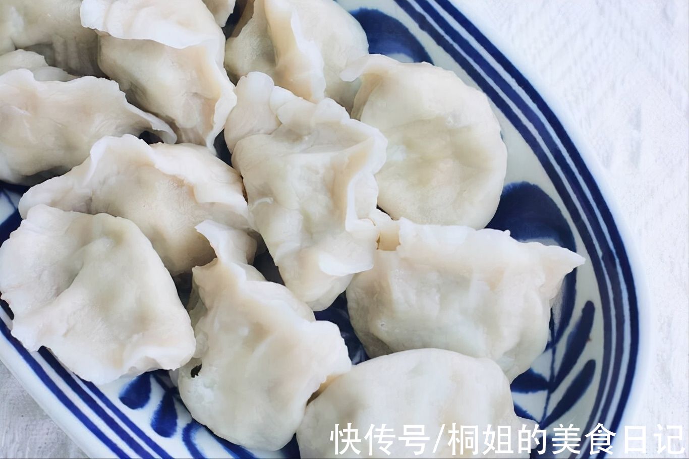 白菜做馅别用盐腌，只需多加一步，馅料不出水，吃着鲜美又多汁