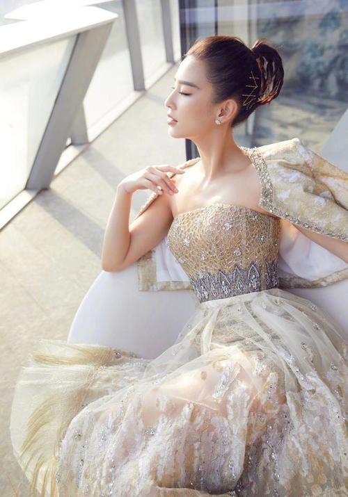 辣妈|时尚辣妈连衣裙亮相!身穿亮片小香风外套,满满的女王风范!