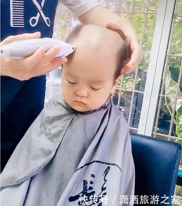 静静|妈妈带娃去剪头,看到自己的新发型后,宝宝请让我一个人静静