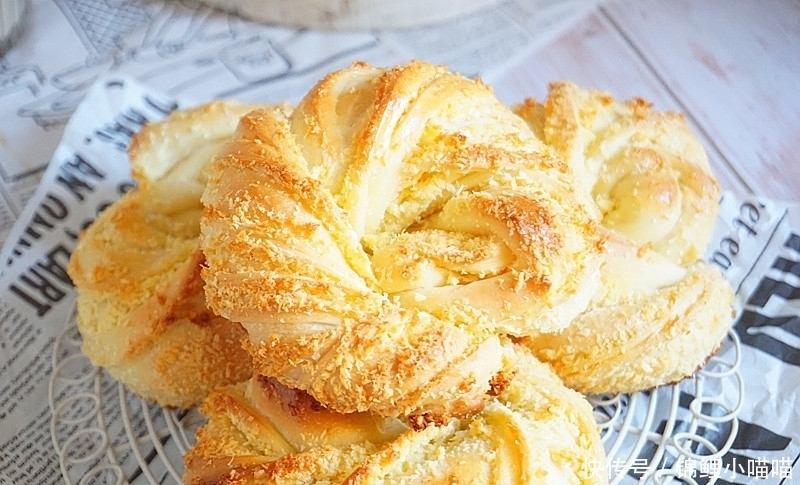 面团|面包店热卖的椰蓉面包圈,自己在家做特简单,满屋飘香,外脆内软