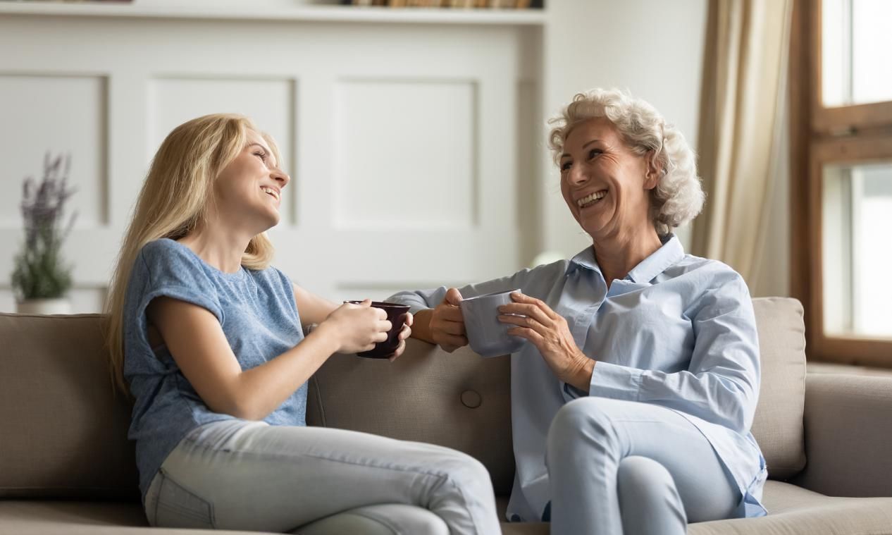 老年痴呆|超准老年痴呆测试树上有一个女性的背影,能一眼看出的人太牛了