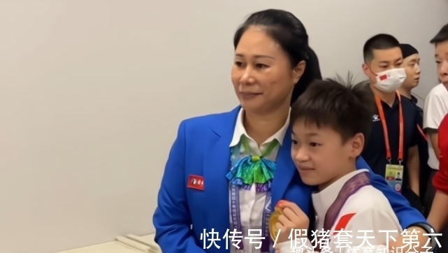 中国跳水队|送礼也得会送!全红婵主动给裁判送礼物,红姐处关系堪称小能手